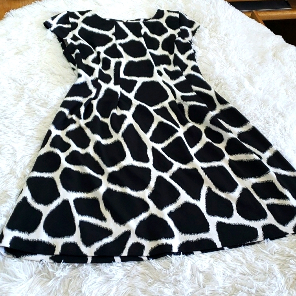 MICHEAL Kors Dress, Black and White, Capped Sleeves Size 6